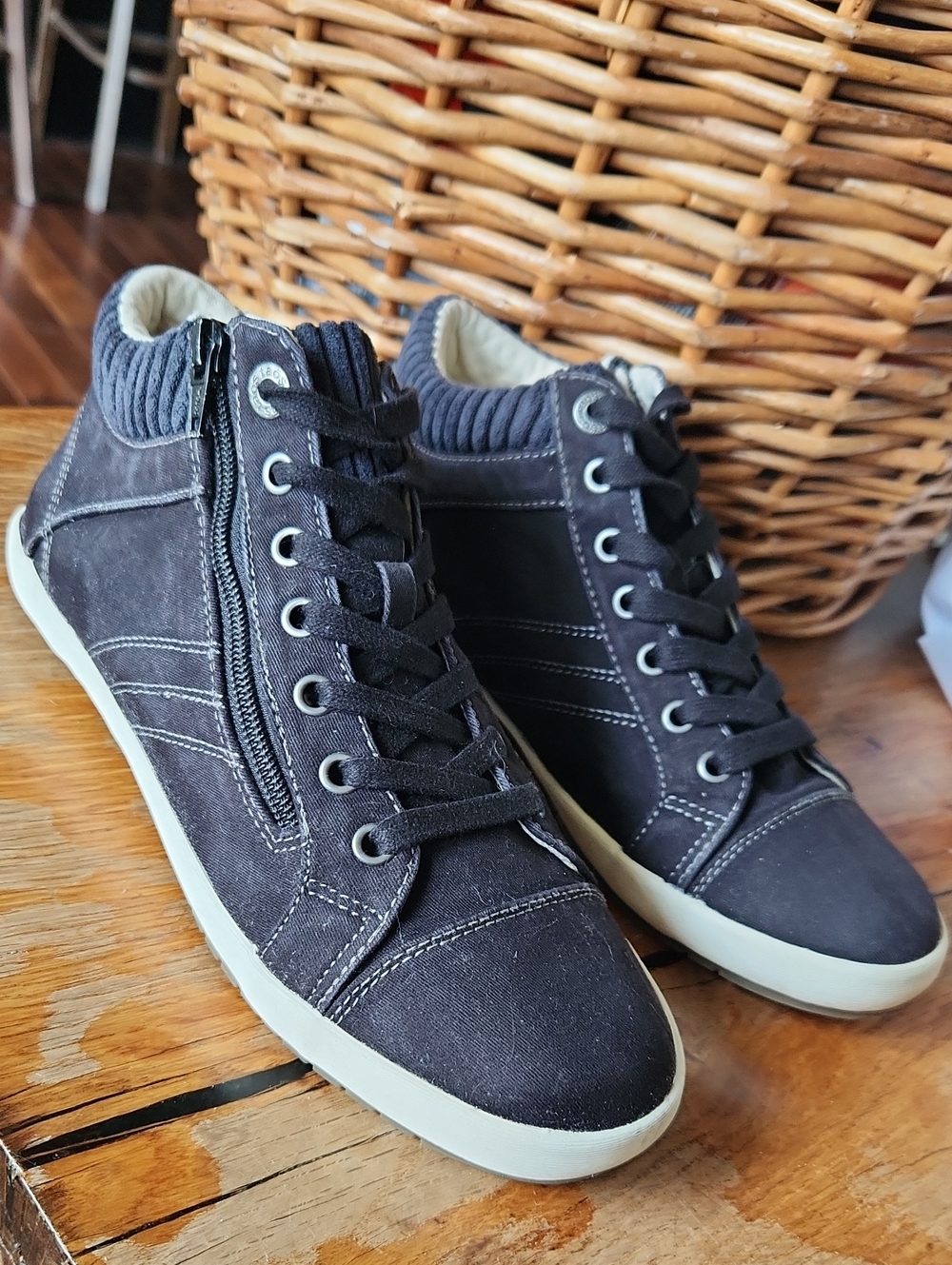 Taos sz 9 Women’s High Top Sneaker Black Canvas